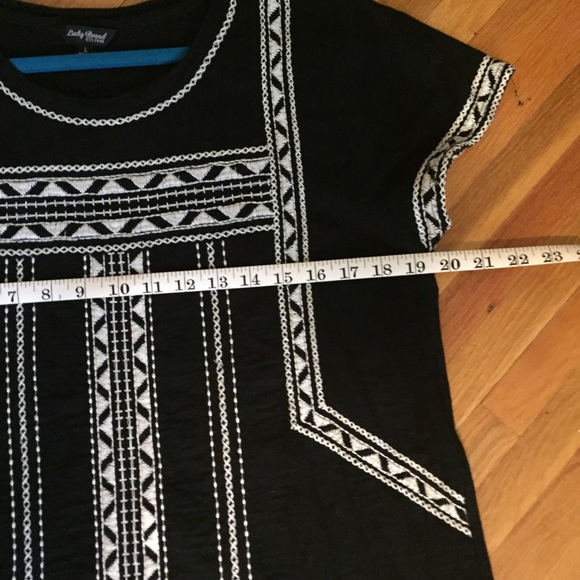 Lucky Brand embroidered B&W tee - Picture 7 of 8